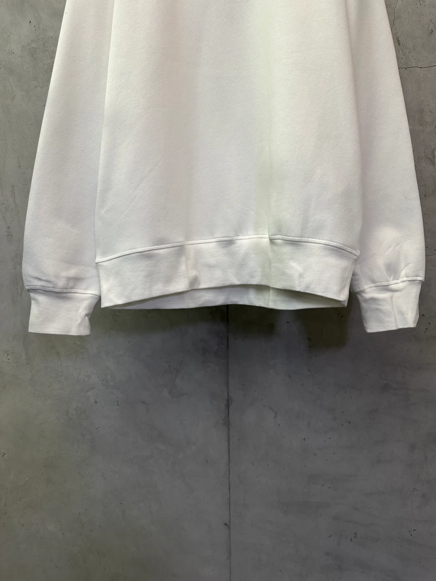 P330 Ralph Lauren logo embroidered sweatshirt. Customized cloud-like honey cotton fleece sweatshirt material. It feels delicate and comfortable against the skin. It is mainly made of deep black and is decorated with exquisite white pony logo. It is highly recognizable. Customized hardware. Thread. Accessories. Matching. Same style for men and women. -Color: Black White Blue Gray -Size: S M L XL